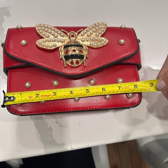 Bee crossbody red bag. - Picture 5 of 6